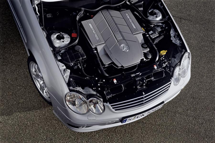 Моторный отсек Mercedes-Benz C55 AMG 2005 года  (фото 27 из 37)